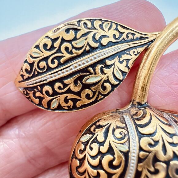 Vintage Brass Apple with Design Light Green Enamel Wash Brooch - Picture 3 of 8